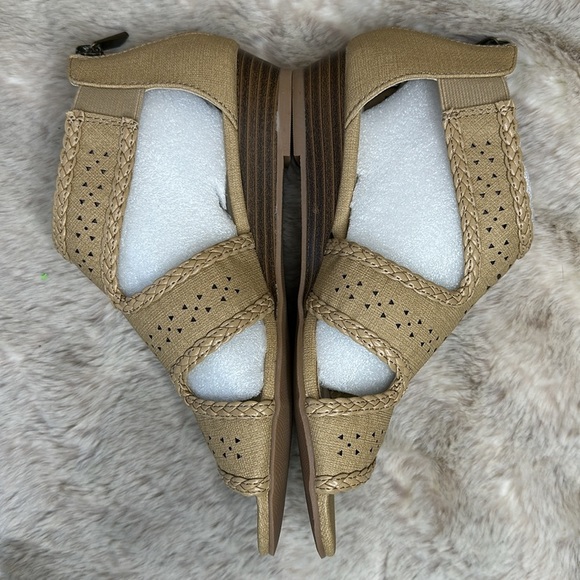 Easy Street | Thelma Wedge Sandal in Beige Linen | Size 6 - Picture 7 of 15